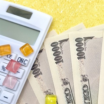 お金と電卓の写真